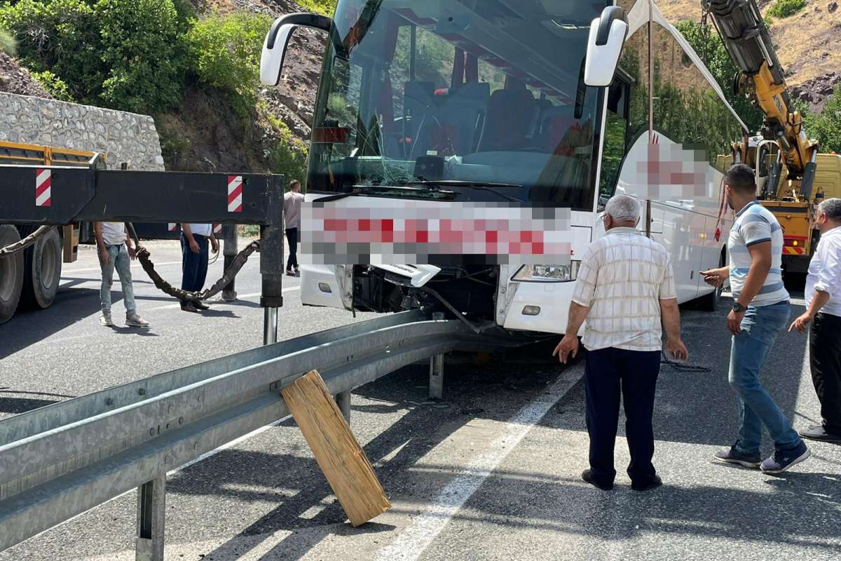 Elazığ'da faciadan dönüldü: Refüje çıkan otobüs 2 vinç yardımı ile kaldırıldı