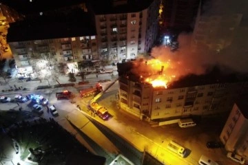 Elazığ'da geceyi gündüze çeviren bina yangını, onlarca insan tahliye edildi