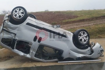 Elazığ&rsquo;da hafif ticari ara&ccedil; takla attı: 3 yaralı