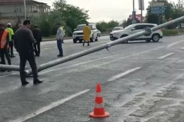 Elazığ’da kamyonun çarptığı trafik direği devrildi: 1 yaralı