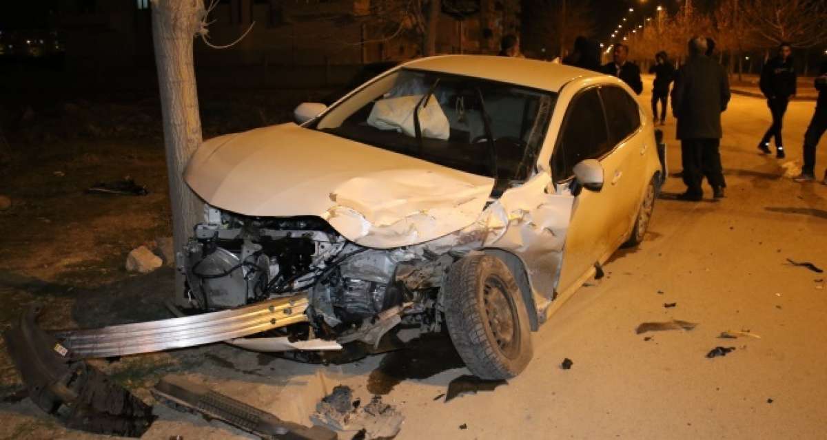 Elazığ'da minibüs ile otomobili çarpıştı: 5 kişi yaralandı