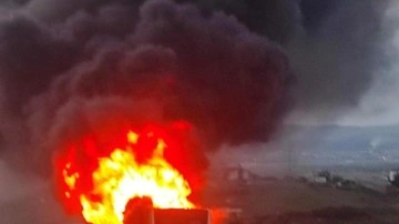 Elazığ'da seyir halindeki bir yolcu otobüsü tamamen yandı