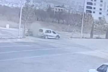Elazığ’daki trafik kazası kamerada: 2 yaralı
