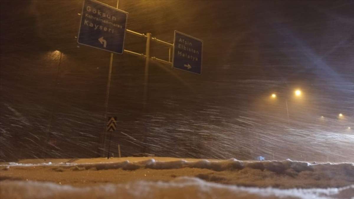 Elbistan-Göksun kara yolu yoğun kar yağışı nedeniyle ulaşıma kapandı