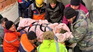 Elbistan'da enkaz altında kalan kadın 51 saat sonra kurtarıldı