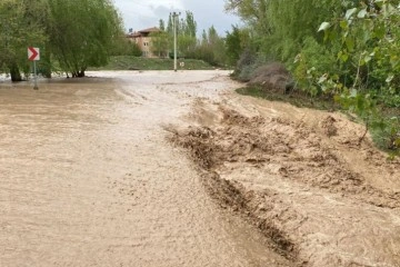 Elbistan’da sağanak yağış taşkınlara neden oldu