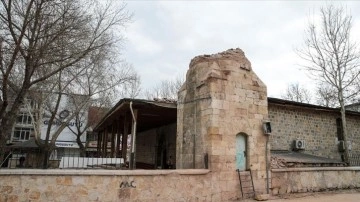 Elbistan'daki tarihi Atik Camisi'nin minaresi artçı depremler sonrasında yıkıldı
