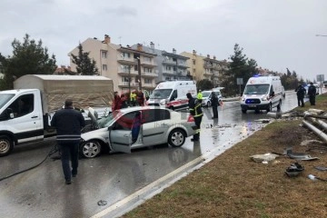 Elektrik direğine &ccedil;arpan ara&ccedil;taki 5 kişi yaralandı