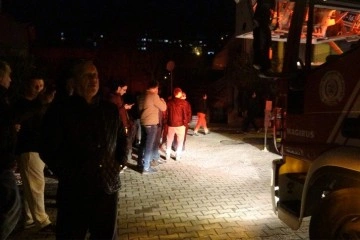 Elektrik panosundan &ccedil;ıkan yangın mahalleliyi sokağa d&ouml;kt&uuml;