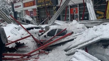 Gaziantep’te pazaryeri çatısı çöktü, 30 araç hasar gördü.