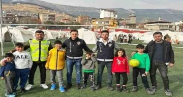 Emetli polis memurları Kahramanmaraş’ta depremzede çocuklarla top oynadı