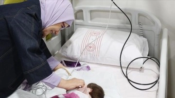 Emine Erdoğan Ankara'ya getirilen depremzede bebekleri ziyaret etti