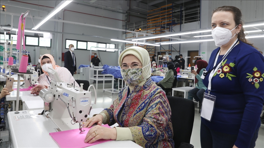 Emine Erdoğan Manisa'daki doğa dostu tekstil fabrikasını ziyaret etti