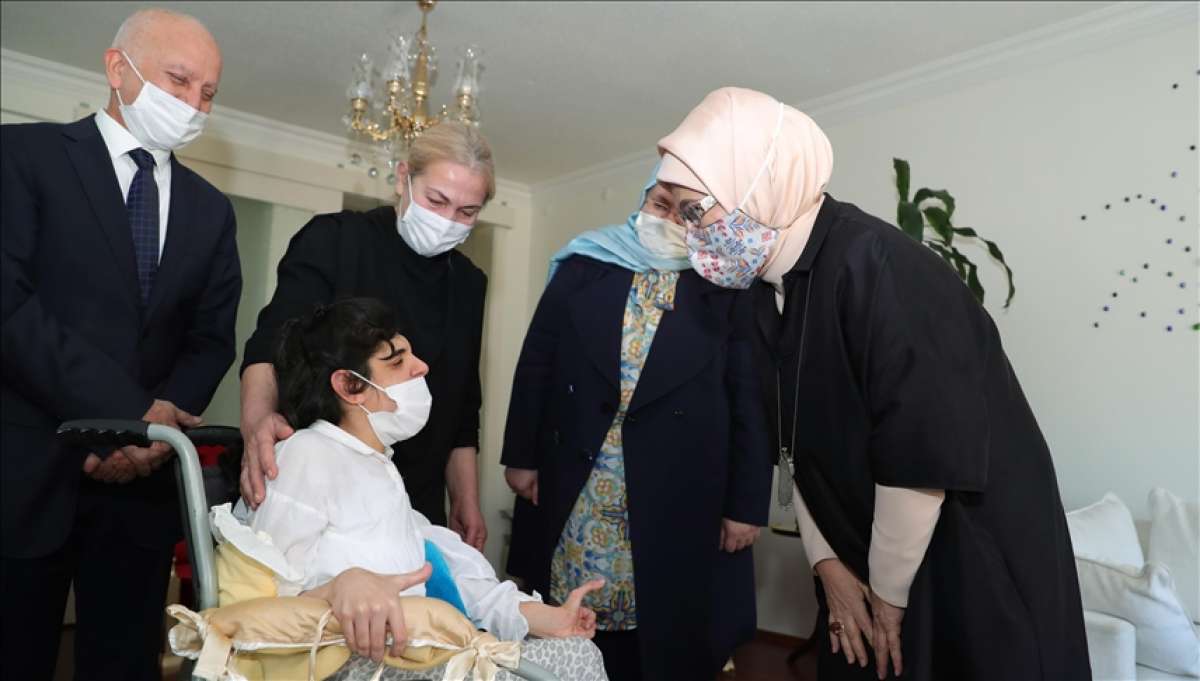 Emine Erdoğan'dan bedensel engelli gençler ve ailelerine ziyaret