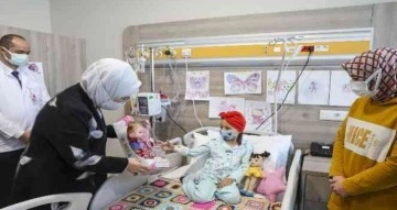 Emine Erdoğan'dan kanser hastası çocuklara moral ziyareti