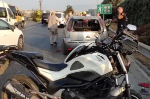 Emniyet şeridine park otomobile çarpan motosiklet sürücüsü yaralandı