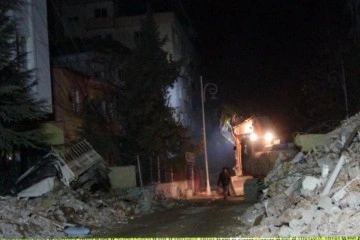 En acı bekleyiş: Anne baba, enkaz &ccedil;alışmasından iyi haber almayı bekliyor