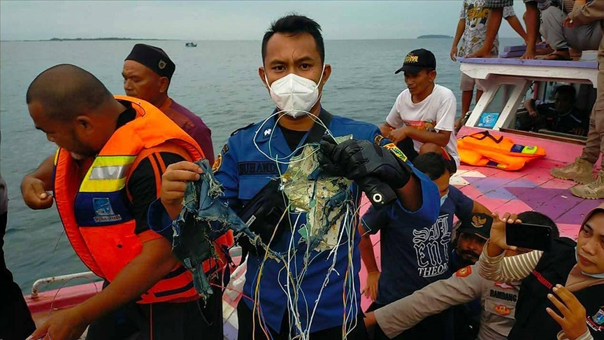 Endonezya'da denize düşen uçağın enkazı 4 ayrı noktaya dağıldı