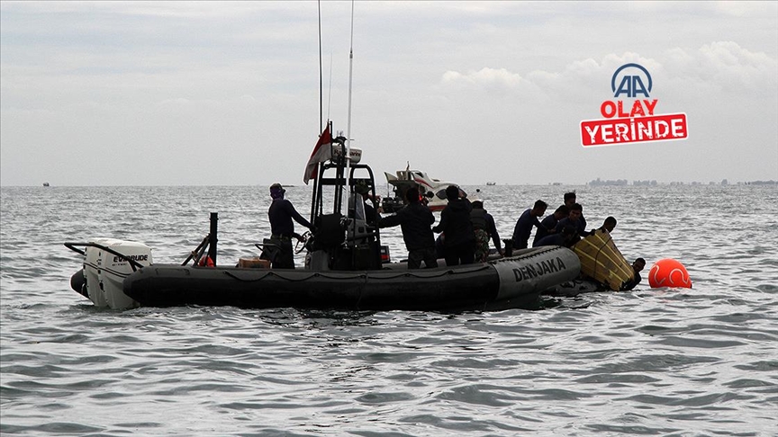 Endonezya'da denize düşen yolcu uçağına ait kara kutunun yeri tespit edildi
