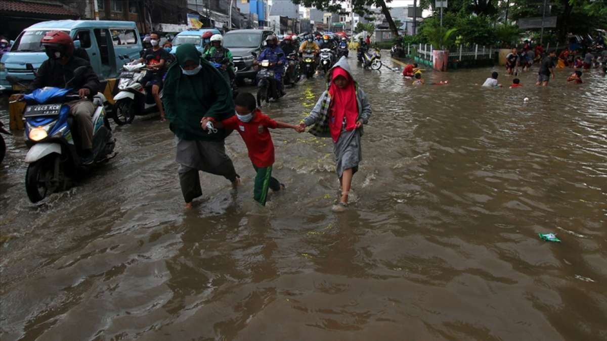 Endonezya'da doğal afetler 213 can aldı