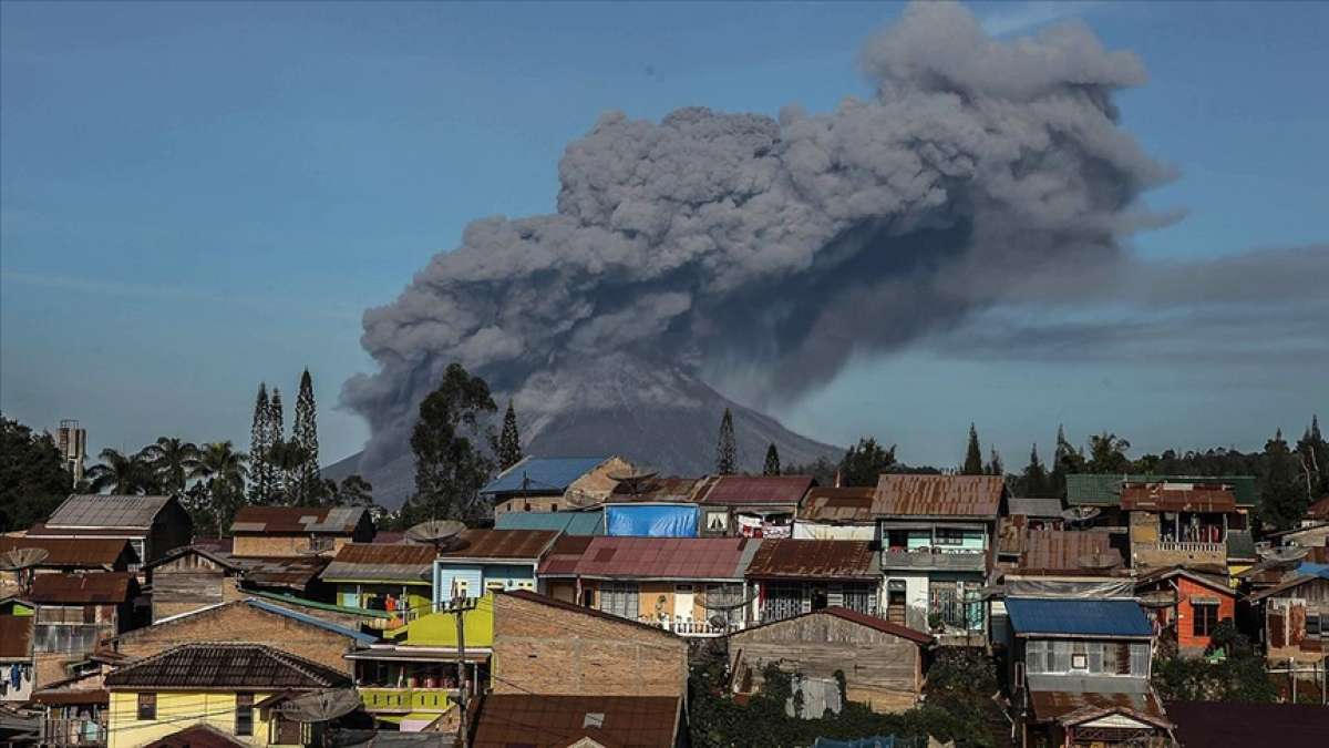 Endonezya'da faaliyete geçen Sinabung Yanardağı kül püskürtmeye başladı