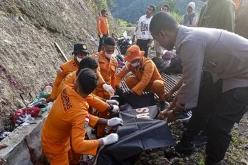 Endonezya'da kamyon kazası: 17 ölü
