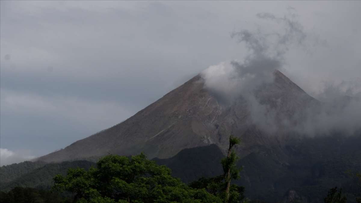 Endonezya'da Merapi Yanardağı'ndaki patlamalar bölge halkını olumsuz etkiliyor
