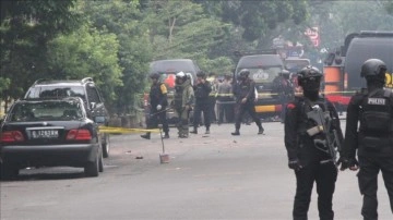 Endonezya'da polis karakoluna düzenlenen bombalı saldırıda 1 polis öldü
