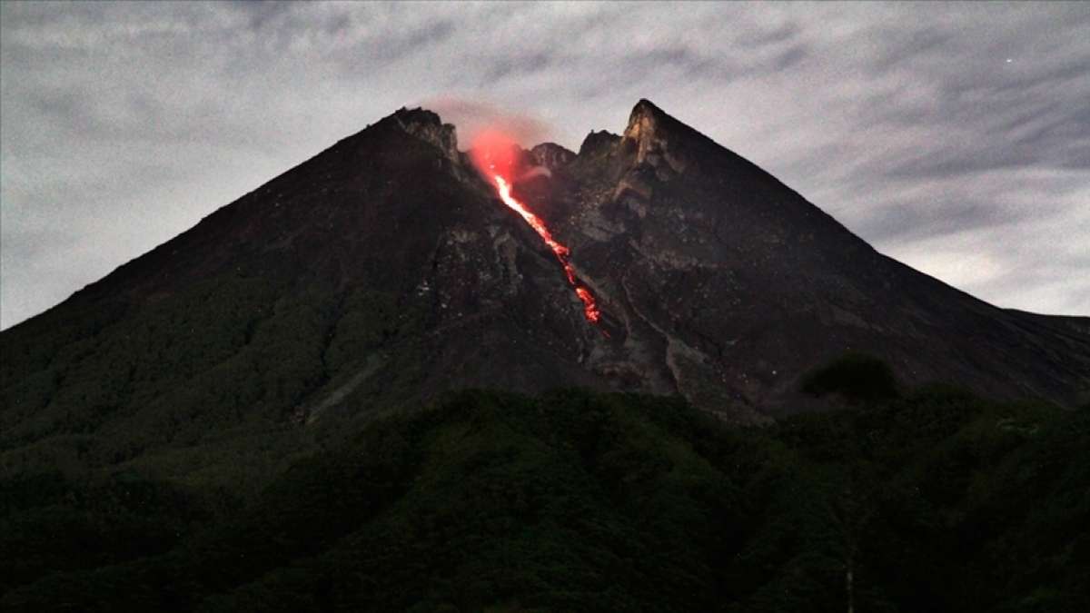 Endonezya'daki Merapi Yanardağı'nda yine volkanik hareketlilik yaşandı