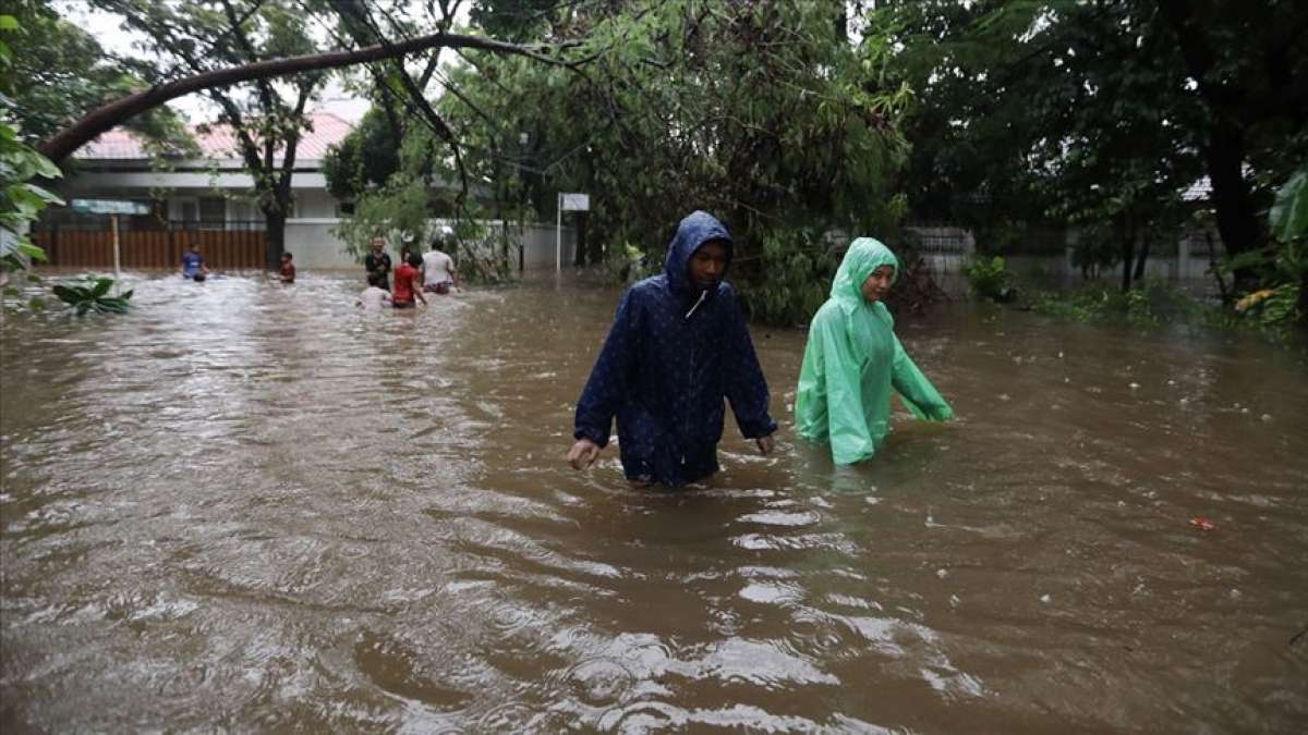 Endonezya'daki selde can kaybı 21'e yükseldi