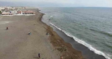 Enkaz kent Hatay’ın 14 kilometrelik plajı bu bayram boş kaldı