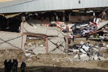 Erciş'te temel kazısı yapılırken yan taraftaki iş yerinin duvarı çöktü