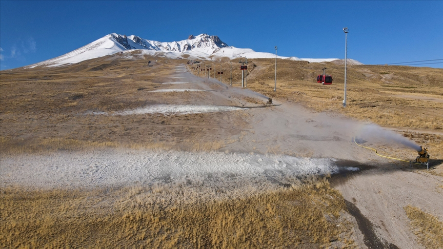 Erciyes Dağı'nda suni kar ile kayak keyfi