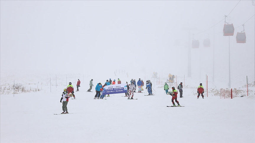 Erciyes'te kar kalınlığı 40 santimetreye ulaştı, kayak sezonu açıldı