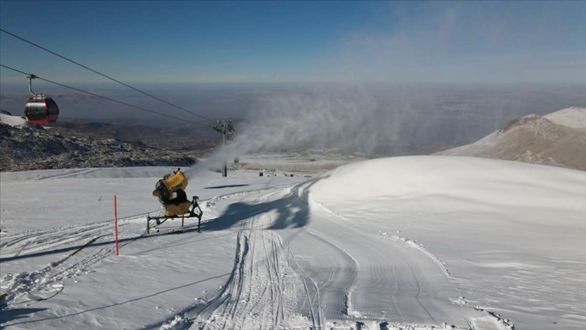 Erciyes'te kayak heyecanı bu sezon üretilen 540 bin metreküp suni kar ile renklendi