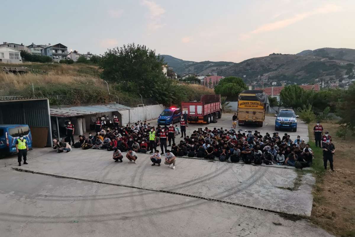 Erdek'te iki kamyonda 180 mülteci yakalandı