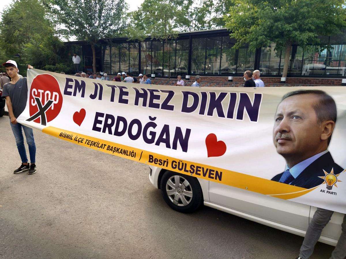 Erdoğan'ın Diyarbakır ziyaretinde açılan destek pankartı ilgi çekti