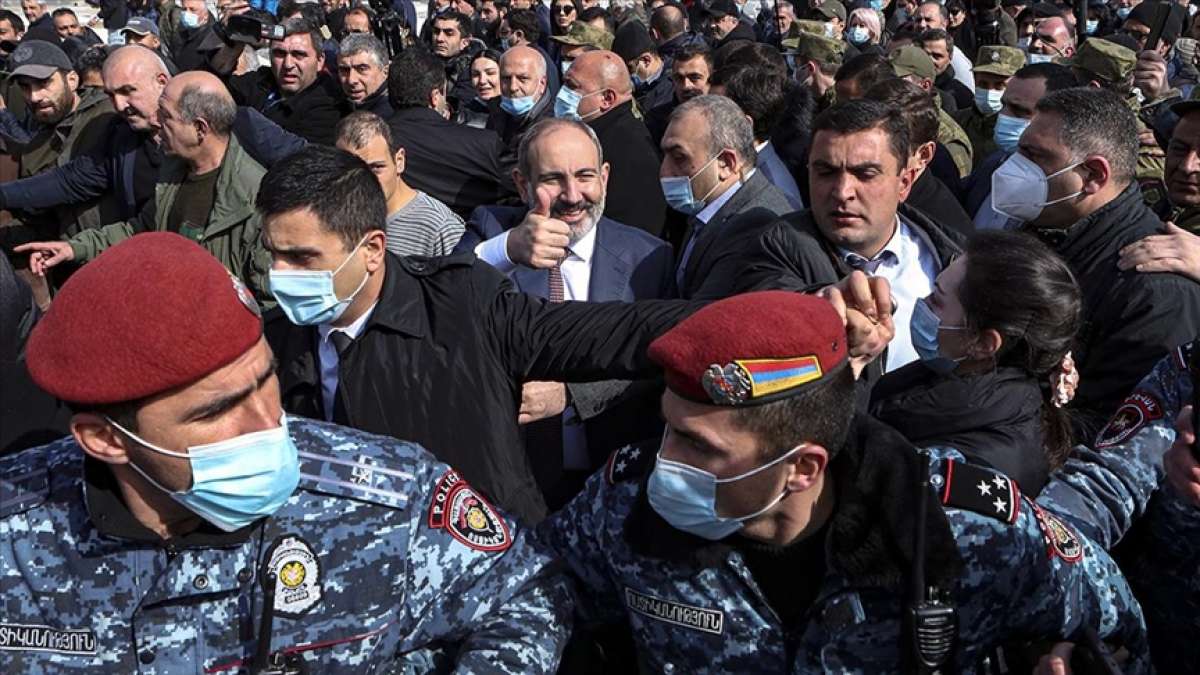 Ermenistan'da ordu muhtırası sonrası orta yol arayışları sürüyor