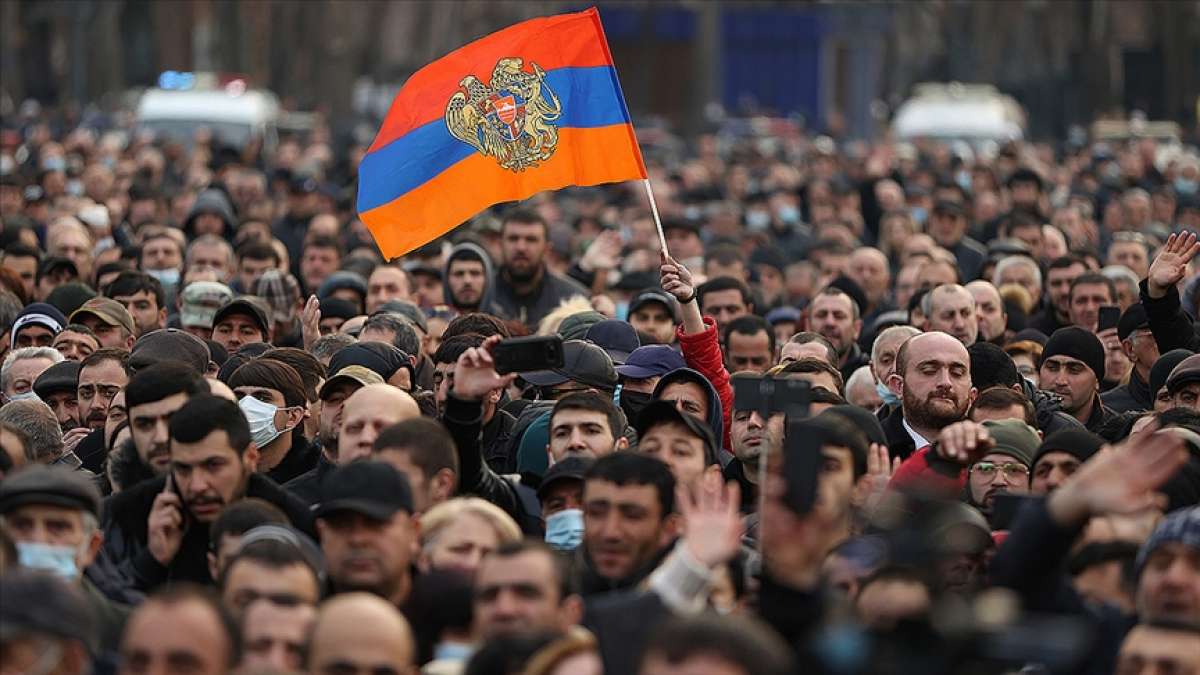 Ermenistan'ın 44 günlük Karabağ savaşındaki hezimeti ordu ile Başbakanı karşı karşıya getirdi