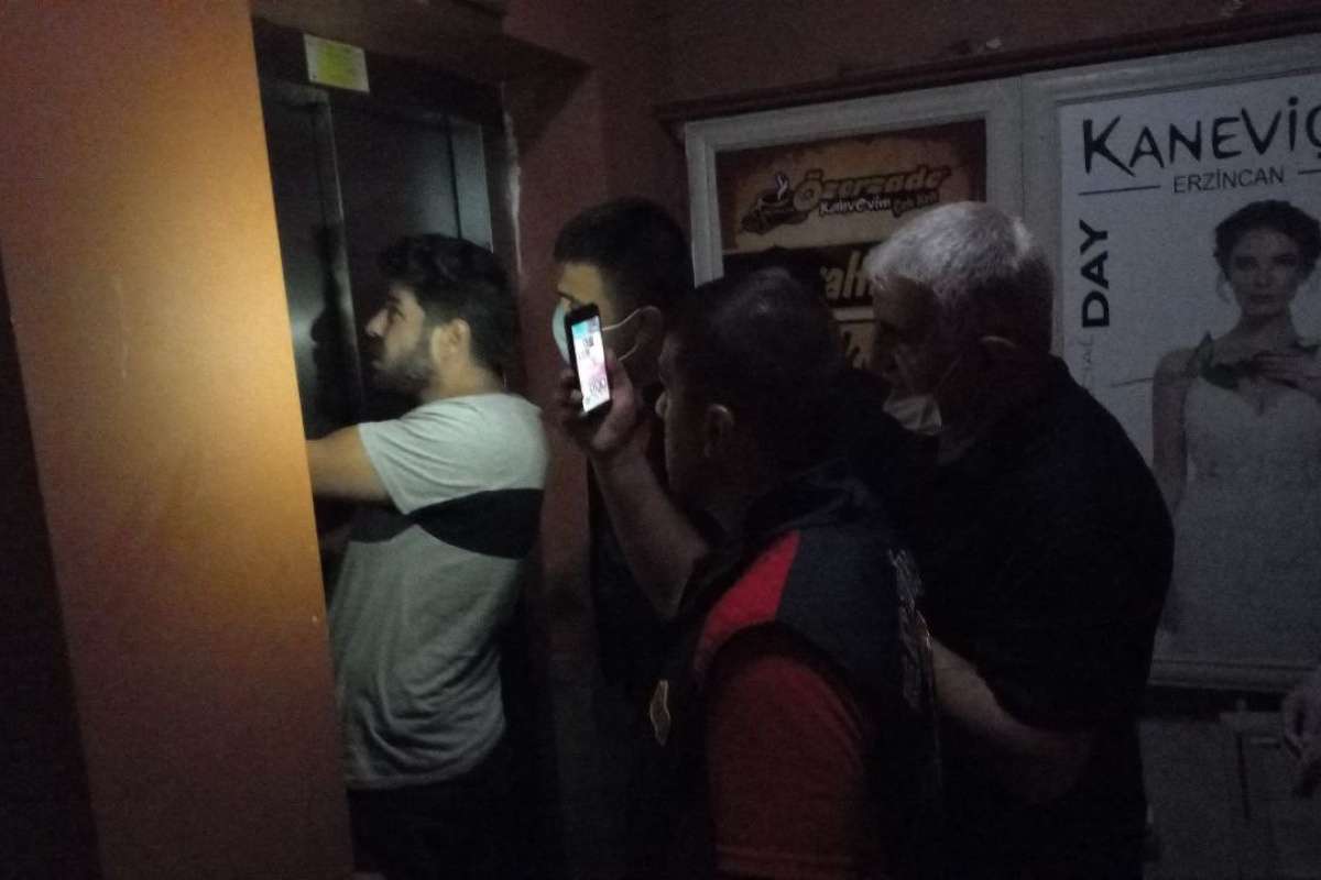 Erzincan'da asansörde mahsur kalan 3 kişi uzun uğraşlar sonucu kurtarıldı