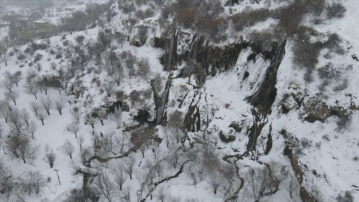 Erzincan'da çevresi karla kaplanan Girlevik Şelalesi manzarasıyla fotoğraf tutkunlarını cezbedi