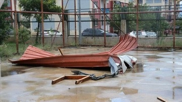 Erzincan'da fırtına çatıları uçurdu, ağaç dallarını kırdı
