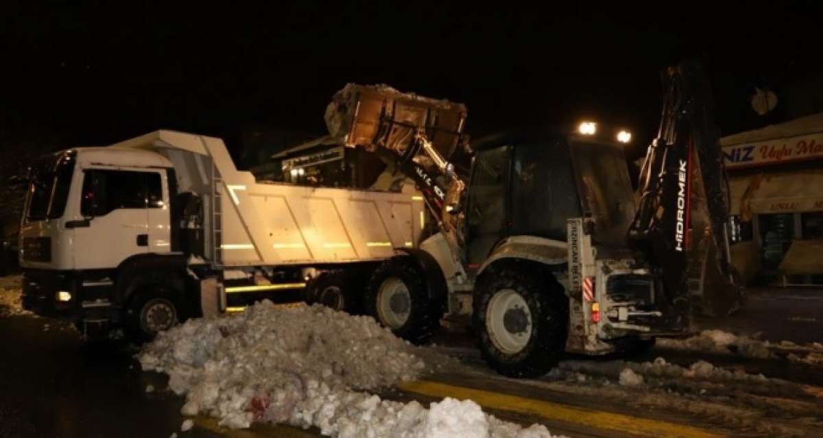 Erzincan'da kar yığınları kamyonlarla şehir dışına taşınıyor