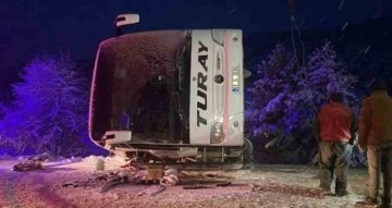 Erzincan’da yolcu otobüsü şarampole devrildi: 2 ölü, 21 yaralı