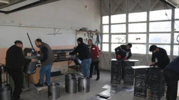 Erzincanlı soba &uuml;reticileri depremzedeler i&ccedil;in mesaide