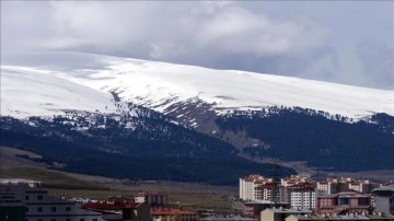 Erzurum, Kars ve Ardahan'da aralıklarla kar etkili oldu