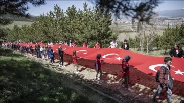 Erzurum'da gençler 11 kilometrelik bayrak yürüyüşü gerçekleştirdi