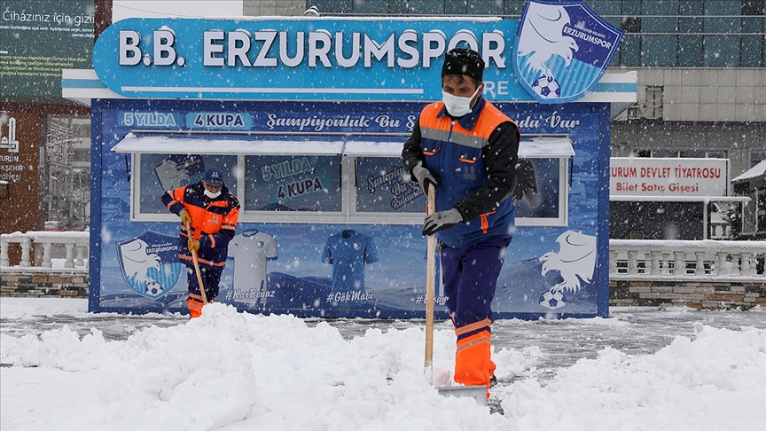 Erzurum'da kar timleri iş başında