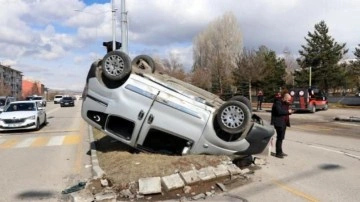 Erzurum'da korkutan kaza: Otomobil takla attı, 4 kişi yaralandı