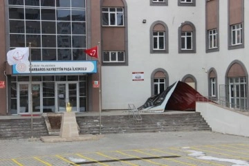 Erzurum’da şiddetli fırtına hayatı felç etti, okulların çatıları kağıt gibi uçtu